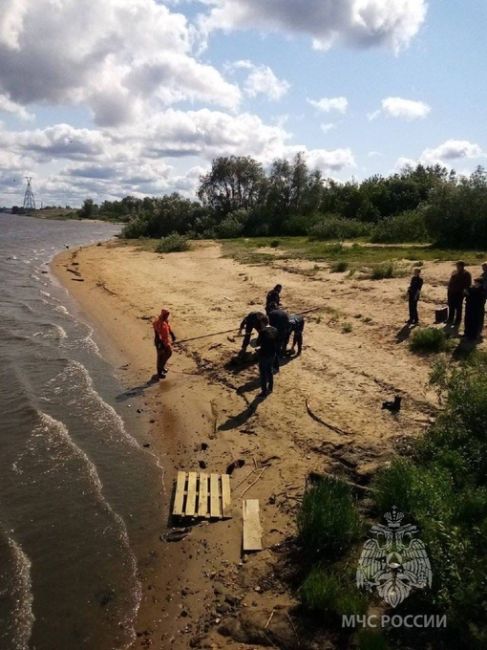 Вчера очевидцы заметили тело девушки в Волге около Георгиевского съезда  На место вызвали спасателей, те..