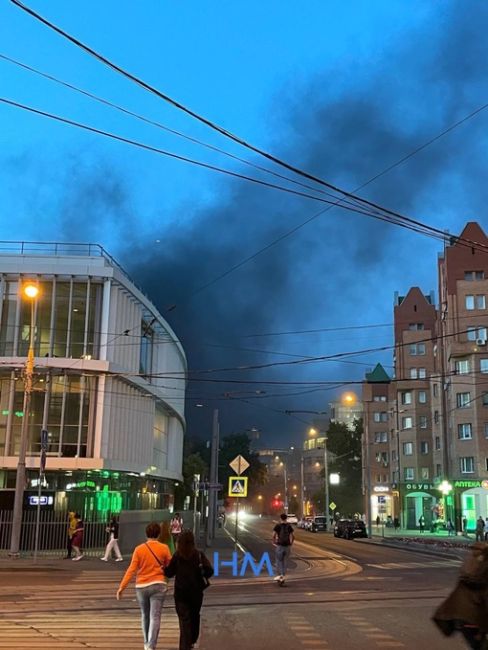 🔥 Сильный пожар начался около метро Новослободская.  Причина пожара пока..