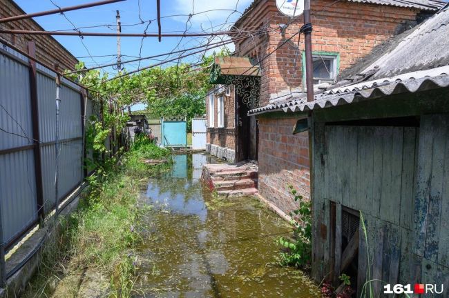 🌊 Около полусотни улиц на востоке Батайска оказались в воде. В одном из домов на улицу Гоголя сапоги..