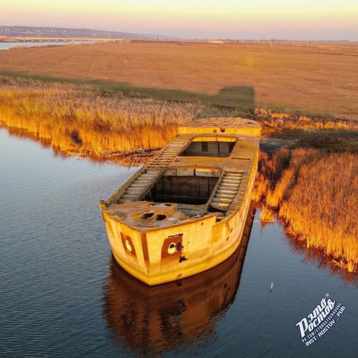 ⛴ Затонувшие железобетонные баржи на берегу реки Аксай.  Как проехать: по дороге в Старочеркасск переезжаем..