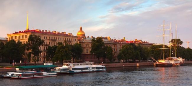 В Санкт-Петербурге запустили прогулки на теплоходе по рекам и каналам для всех желающих всего за 300..