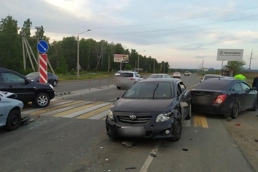 Авария с участием нескольких автомобилей произошло на территории Сосновского района  На трассе Шершни —..