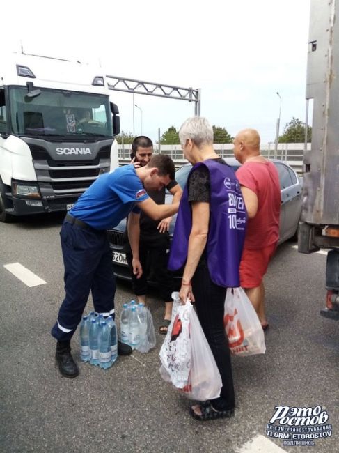 🙏 На трассе М-4 в Батайске волонтеры помогают с продуктами питания нуждающимся  [club104083518|⚡Подпишись на..