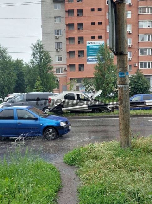 В Ростове на Таганрогской сегодня днём водитель «Рено» врезался в отбойник  У водителя только царапины и..