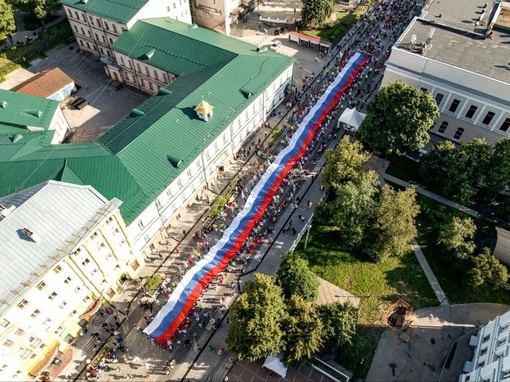 100-метровый флаг России пронесли нижегородцы по Большой Покровской в честь Дня..