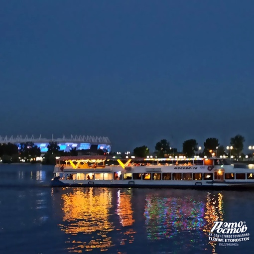 🌃 Вечерняя обстановка на набережной. По Дону плывут теплоходы, катера..