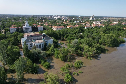 ⚡️Разрушилась половина пролетов Каховской ГЭС, обрушение продолжается — экстренные службы.  В Новой..