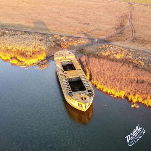 ⛴ Затонувшие железобетонные баржи на берегу реки Аксай.  Как проехать: по дороге в Старочеркасск переезжаем..