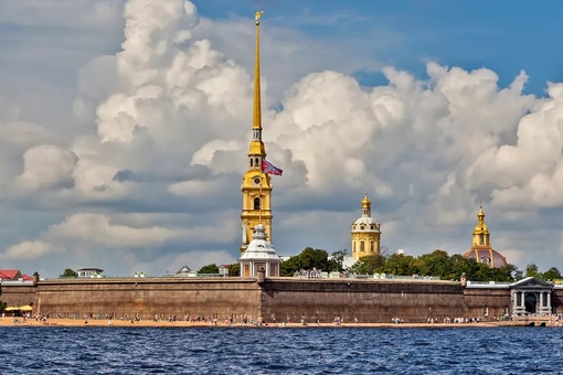 Лето началось, и в Питере стало тепло! Почему бы не отправиться на экскурсию по городу со скидкой 43%?  Туристы..