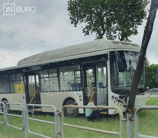 В Челябинске автобус улетел с дороги и врезался в дерево  ДТП произошло на улице Садовой. Паблик "Агентство..