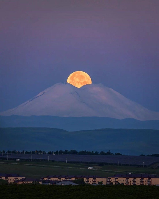 Полнолуние и Эльбрус 🌕  Фото: Армен..