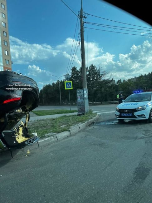 На Университетской набережной в Челябинске этим утром перевернулся Mercedes Benz. За рулем была 28-летняя..