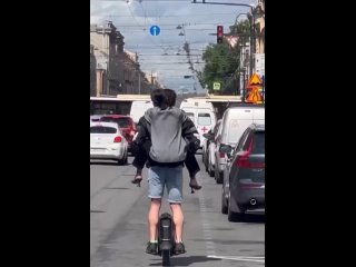 В Петербурге заметили пару, которая не в курсе, что название моноколесо происходит от греческого..