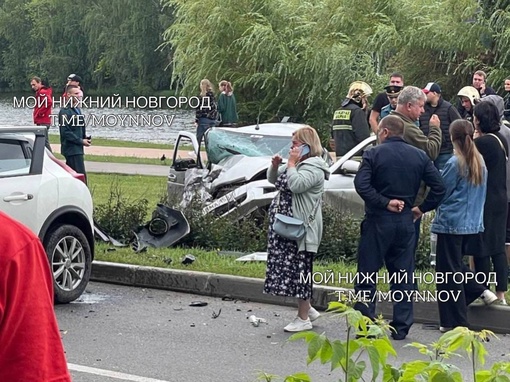 Лобовое ДТП на Юбилейном бульваре — есть пострадавшие  Водитель ВАЗа превысил скорость, и машина вылетела..