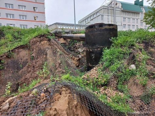 По дороге на Силикатное озеро вновь размыло склон — в третий раз за два года🙈  Ливневая канализация,..