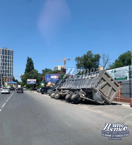 🚛⚠ Грузовик провалился под землю на улице Энгельса а Батайске. Место уже перевязали ленточкой, приехали..