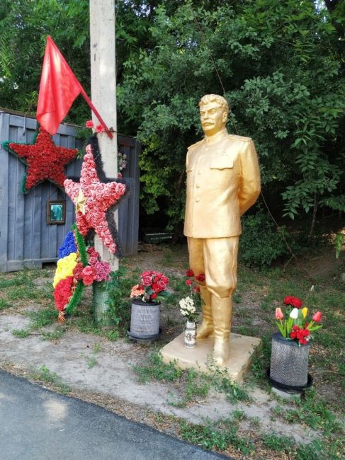 В Новочеркасске местные жители установили памятник Сталину в одном из гаражных кооперативов 😬👀 
Теперь..