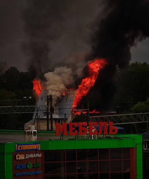 Вчерашняя гроза подожгла дом  В Солнечногорске молния попала в дом, и начался пожар. О пострадавших не..