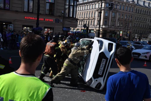 Легковой автомобиль кувырнулся на крышу на площади Восстания 
В центре Петербурга пожарным пришлось..