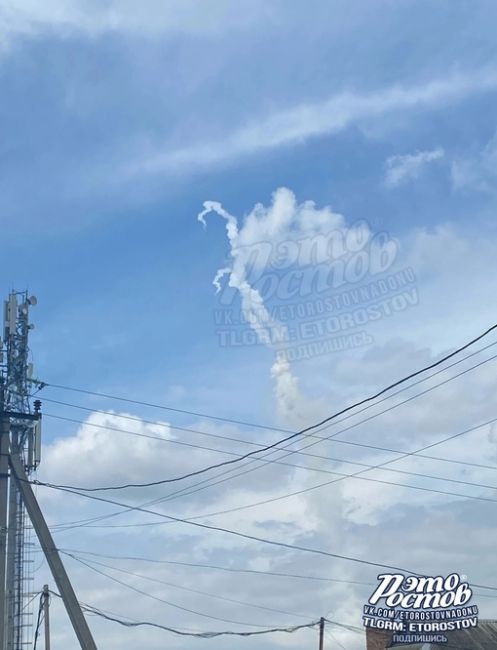 🚀❗Беспилотник, предположительно, сбили над Донецком Ростовской области. Обломки упали во дворах местных..