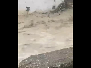 ⚡️Весь грязевой поток с автомобилями и другим мусором сливается в море. В ближайшие дни купаться в море тут..