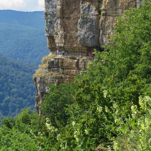 ⛰️Одна из самых популярных достопримечательностей находится в окрестностях поселка Мезмай, в скальном..