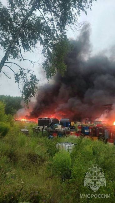 И еще один крупный пожар случился вчера под Богородском — там горели бочки с автомобильным маслом...