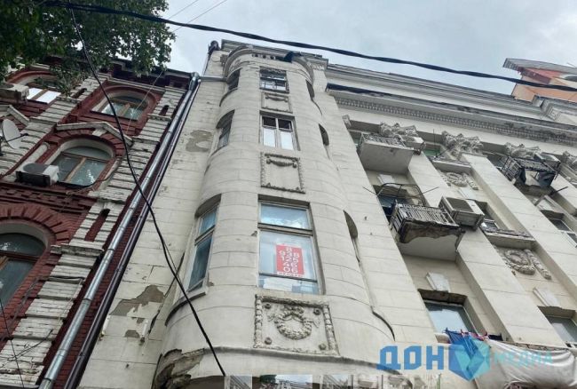 В центре Ростова продолжает разрушаться старинный дом на Чехова, 52.  По словам очевидцев, фрагменты..