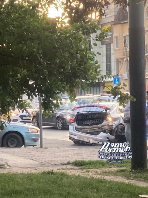 🚨🚑 ДТП с двумя легковушками на Стачки недалеко от Сокола. Обломки разбросало по проспекту на десятки..