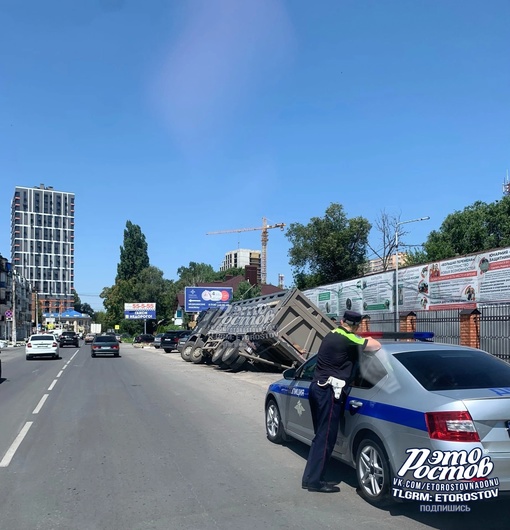 🚛⚠ Грузовик провалился под землю на улице Энгельса а Батайске. Место уже перевязали ленточкой, приехали..