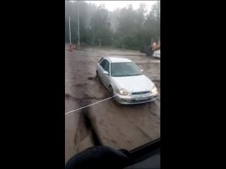 В селе Манжерок сошел сель с горы Малая Синюха  На горнолыжном курорте Манжерок в Республике Алтай оказались..