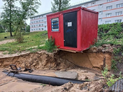 По дороге на Силикатное озеро вновь размыло склон — в третий раз за два года🙈  Ливневая канализация,..