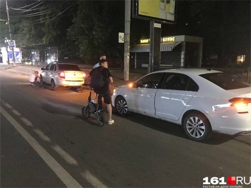 🕳 Тем временем возле ЦГБ в новом асфальте уже появились ямы, в которые попадают машины. Водители выставили..