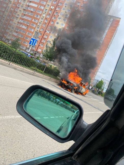 В губернском сгорела машина, Ваз..