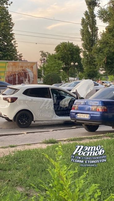 🚨🚑 ДТП с двумя легковушками на Стачки недалеко от Сокола. Обломки разбросало по проспекту на десятки..