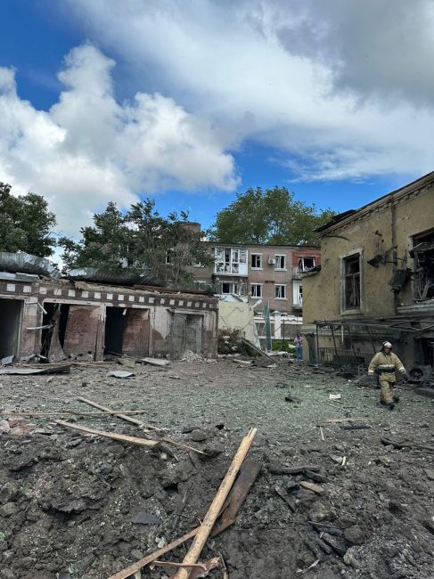 В центре Таганрога взорвалась ракета  Взрыв прогремел днём 28 июля возле кафе «Чехов сад» на Александровской..