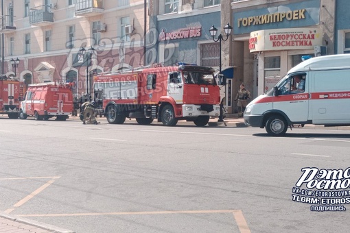 🚑🚒 Скорая и много пожарных сейчас на Центральном рынке. Пожарники забежали внутрь здания с рукавом...