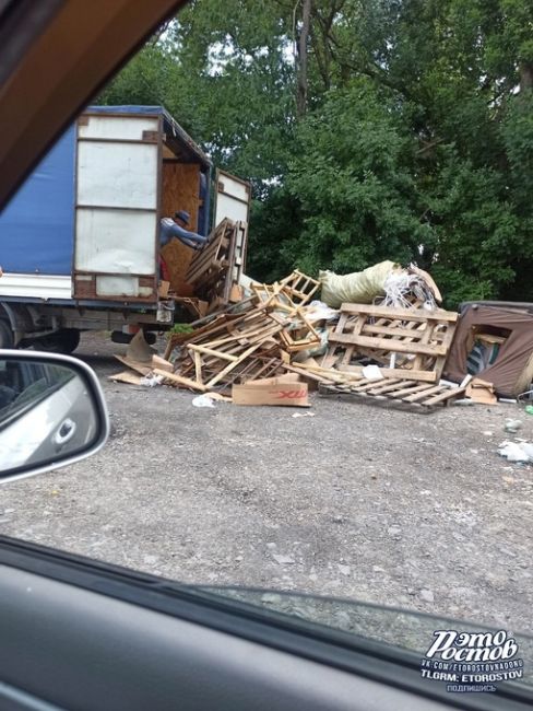 😠 На Туполева, 16Д, за Атлантом подъехала Газель и вывалила строительный мусор средь бела дня. Номер..