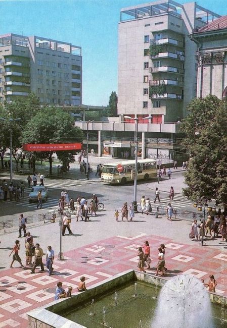 Перекрёсток Гоголя и Красной
из набора открыток 1982..