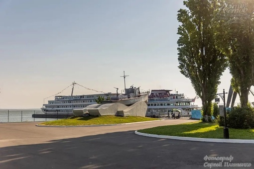 🛳 В Таганроге к новому плавучему причалу на морском вокзале прибыл первый круизный теплоход «Константин..