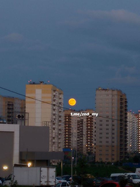 Вот такая большая красная луна была сегодня над городом..