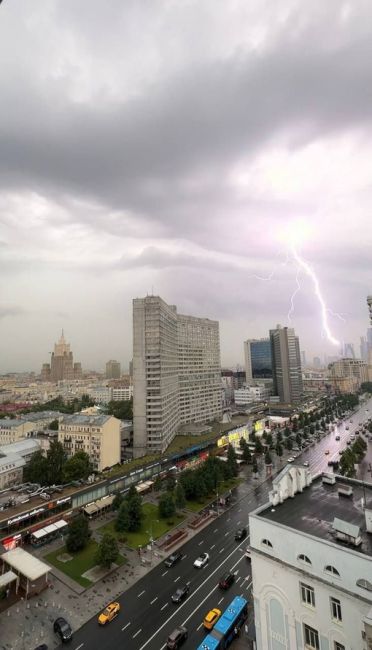 ⚡ Зевс решил популяться молниями. 
На видео попал момент удара молнии в здание на Котельнической..