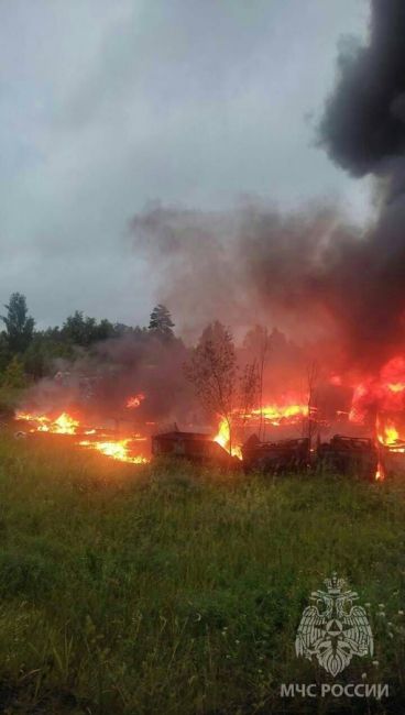 И еще один крупный пожар случился вчера под Богородском — там горели бочки с автомобильным маслом...