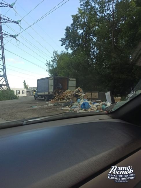 😠 На Туполева, 16Д, за Атлантом подъехала Газель и вывалила строительный мусор средь бела дня. Номер..