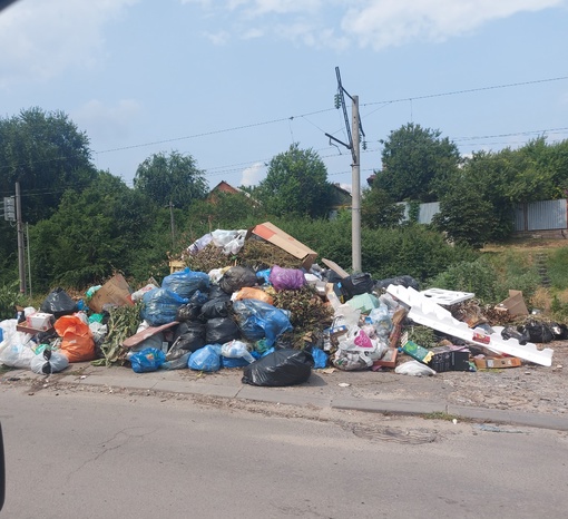 Ужасы нашего городка: на улице Циолковского — рядом с Портовой — образовалась гора мусора.  «Коммунальные..