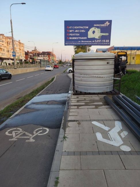 Жители улицы Московской сегодня вечером обнаружили на тротуаре вот эту вот странную конструкцию и длинные..