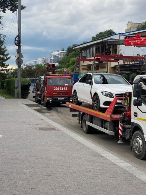 Ростовчанин утверждает, что инспекторы ГИБДД организовали выдачу авто с эвакуаторов прямо под..