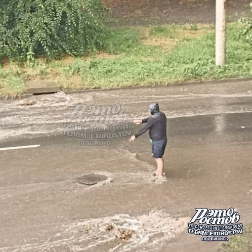 🕳 На Каширской стоял мужик и показывал всем водителям на открытый люк. Спас чью-то подвеску..