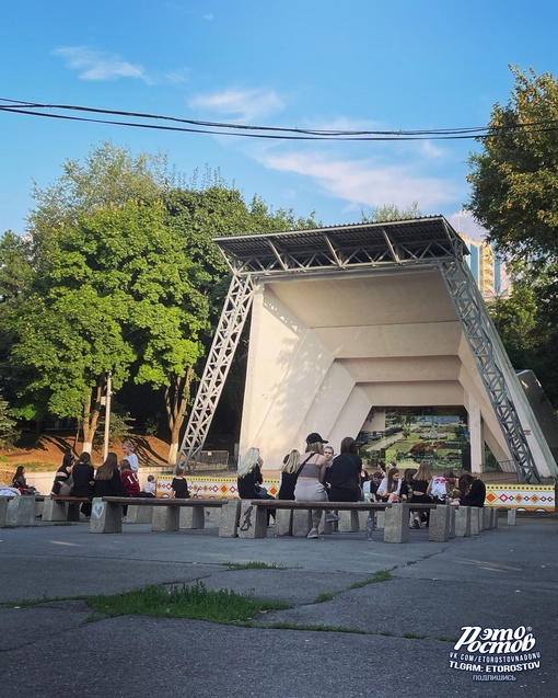 Атмосфера выходного дня в парке Горького..