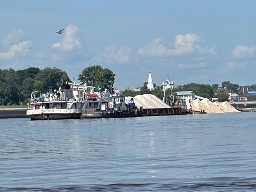 На Волге в районе Балахны тонула баржа  Как оказалось, она села на мель.  В транспортной прокуратуре..